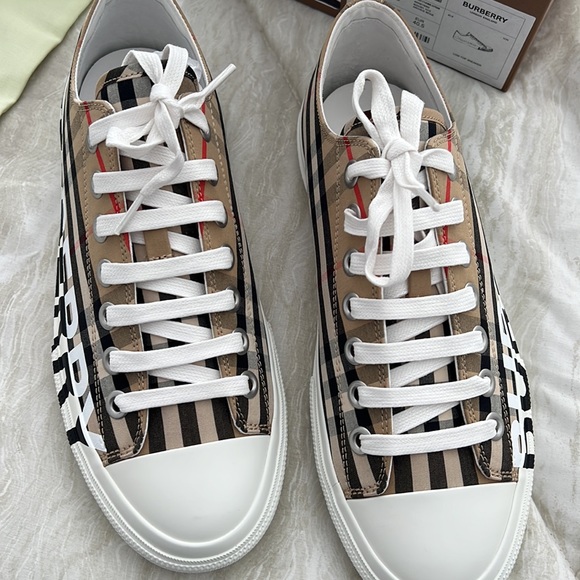 Burberry A:of lark hall l logo size 40.5 - Picture 7 of 7